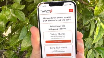 La app móvil de Twigby mostrada en la pantalla de un iPhone 14