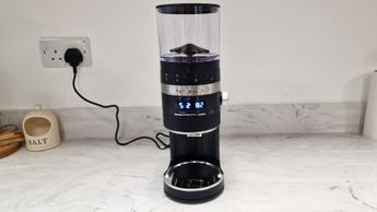 Un molinillo de café de molido en piedra KitchenAid utilizado para moler café recién molido