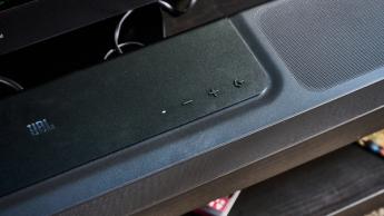 Das JBL Bar 1300x Soundbar-System in Schwarz mit HDMI-Anschlüssen, kabellosem Subwoofer und abnehmbaren Surround-Lautsprechern