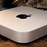 나무 책상 위에 놓인 애플 맥 미니 컴퓨터