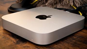 Apple Mac Mini-computer på et skrivebord af træ
