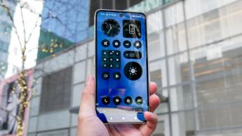 Smartphone Nothing Phone 3a Pro segurado na mão exibindo a tela inicial