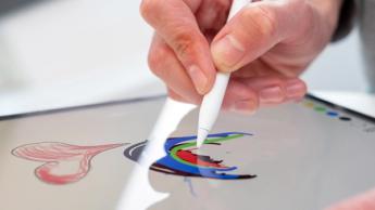 En Apple Pencil-stylus på en vit bakgrund