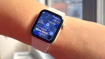 Apple Watch SE 2022 smartwatch vist på en persons håndled