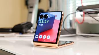 Motorola Razr Plus 2025 parcialmente plegado con la pantalla externa encendida