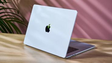 デザイナーのデスクに開かれた、M4チップ搭載の15インチMacBook Air