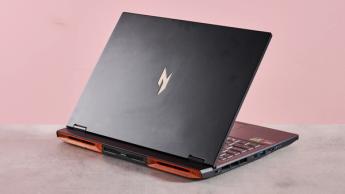 Den kompakte Acer Nitro 14 gaming-laptop på en koralfarvet baggrund