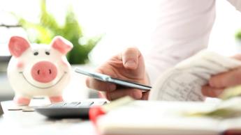 Persona usando un smartphone para gestionar sus finanzas personales