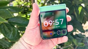 Persona sosteniendo un smartphone motorola razr