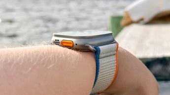 Apple Watch Ultra 2 Smartwatch mit robustem Titangehäuse und hellem Display