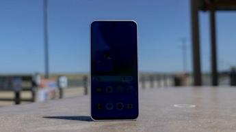 A tela do smartphone Samsung Galaxy A36 fica pouco visível sob luz solar intensa ao ar livre