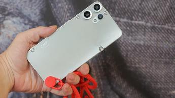 Lysegrøn CMF Phone 2 Pro-smartphone set bagfra med synlige skruer og dobbeltkamera