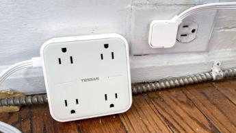 여러 개의 콘센트와 USB 포트가 있는 소형 멀티탭