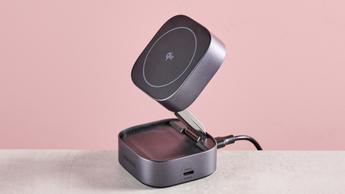 UGreen 2-i-1 trådløs oplader i standertilstand med Qi-opladeplade til øretelefoner i bunden og USB-C-port på siden