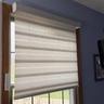 Persianas inteligentes SmartWings parcialmente bajas en una ventana
