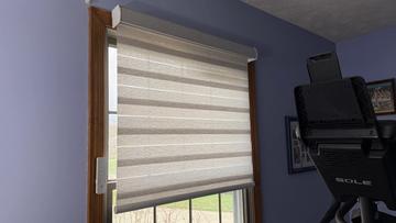 Estores inteligentes SmartWings parcialmente bajados en una ventana