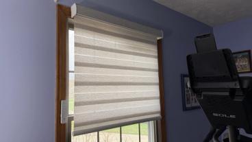 Persianas inteligentes SmartWings parcialmente bajadas en una ventana