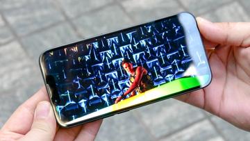 Pessoa assistindo a um vídeo no smartphone iPhone 16e