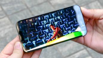 Pessoa assistindo a um vídeo no smartphone iPhone 16e