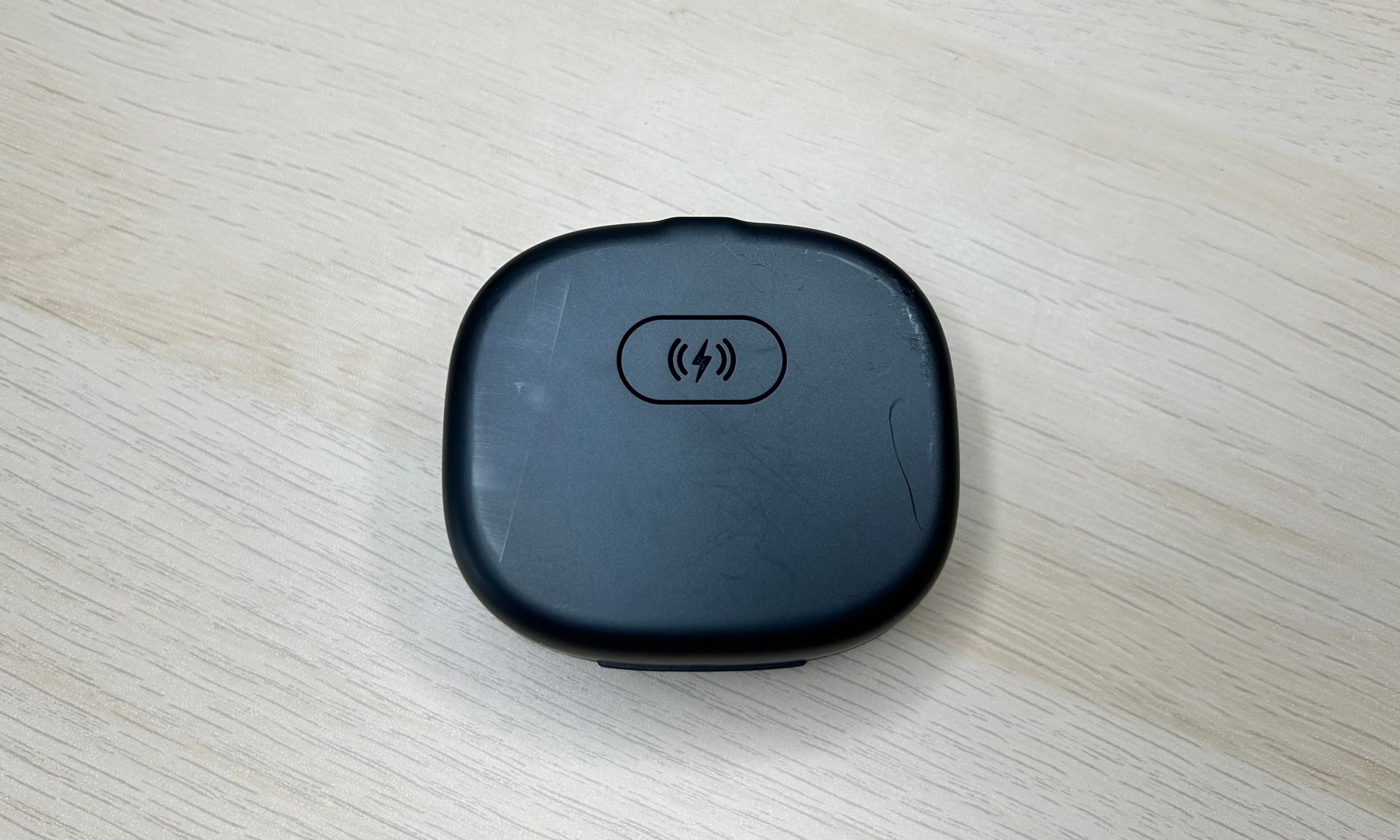 Nahaufnahme der Unterseite des JLabs Epic Open Sport Ladecase mit sichtbaren Kratzern