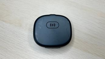 Nahaufnahme der Unterseite des JLabs Epic Open Sport Ladecase mit sichtbaren Kratzern