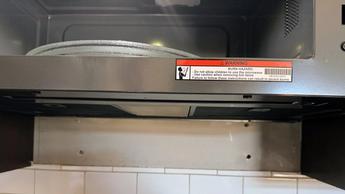 Horno de microondas LG MVEF1337F de 1.3 pies cúbicos, perfil bajo, para instalar sobre la estufa, en acero inoxidable