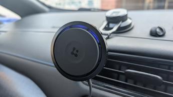 Suporte magnético para celular Spigen Onetap Pro 3 Cryomax fixado no painel de um carro