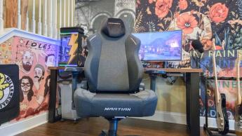En DXRacer Maritan gamingstol placerad framför ett skrivbord med en gamingdator