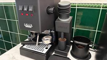La macchina per espresso Gaggia Classic Evo Pro in un angolo caffè domestico