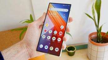 Nubia Red Magic 10 Air gaming-smartphone holdt i en hånd