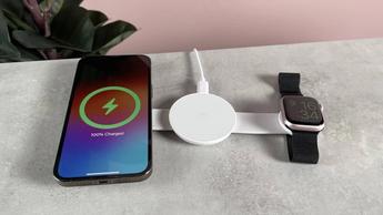 En kompakt Anker-opladestation oplader en iPhone og et Apple Watch