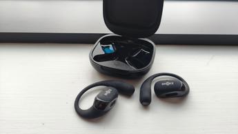Écouteurs sans fil Shokz OpenFit 2 sur fond blanc