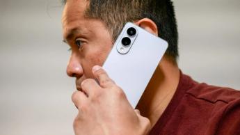 John Velasco de Tom's Guide realiza una llamada telefónica con un smartphone Samsung Galaxy S25 Edge