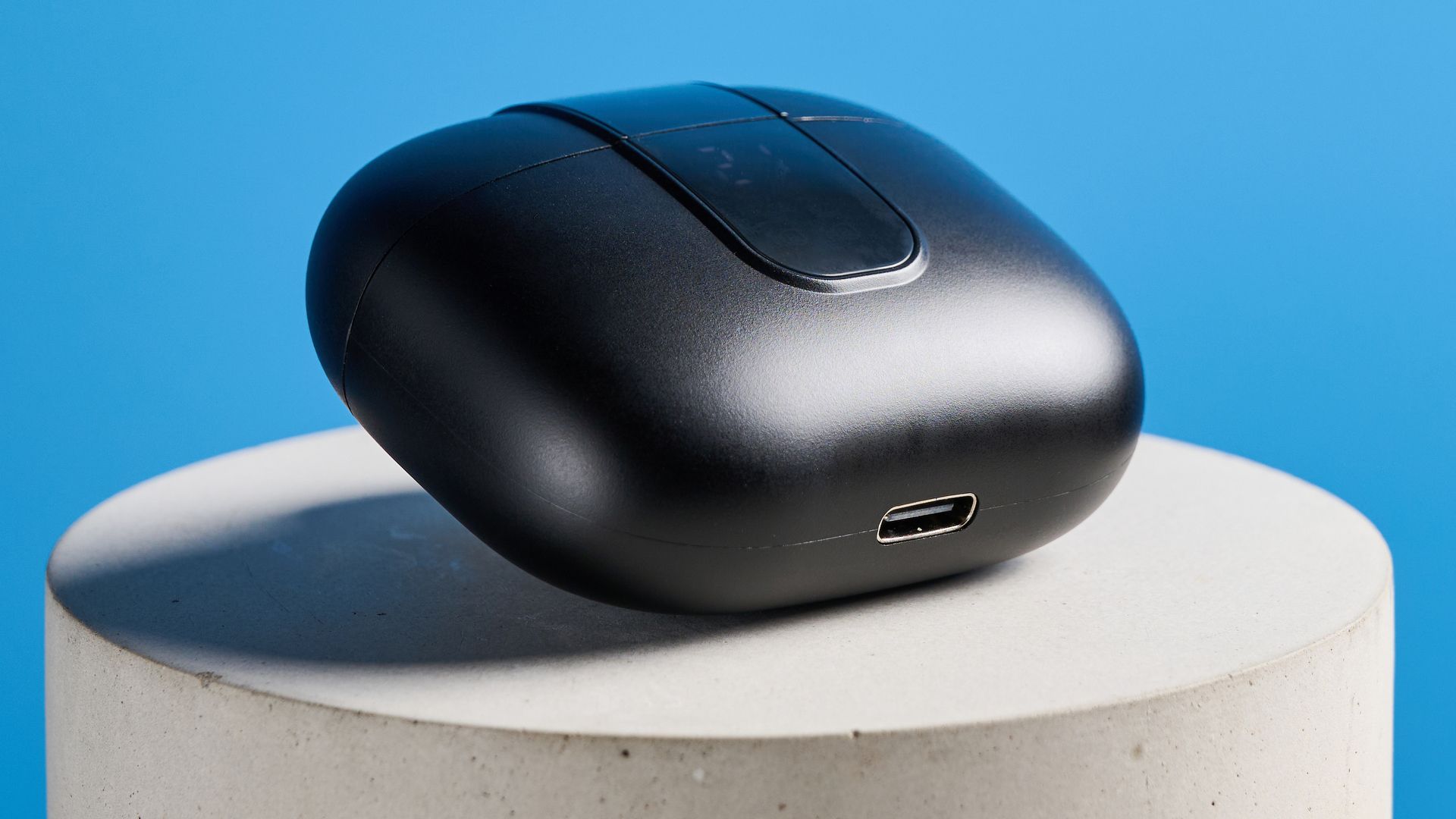 H2O Audio Ript-Lite kabellose Ohrhörer in Schwarz und Blau auf blauem Hintergrund – ideal für Sport und den Alltag