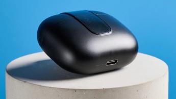 H2O Audio Ript-Lite kabellose Ohrhörer in Schwarz und Blau auf blauem Hintergrund – ideal für Sport und den Alltag