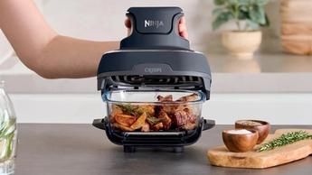 Petisco frito crocante com tema de ninja em um prato