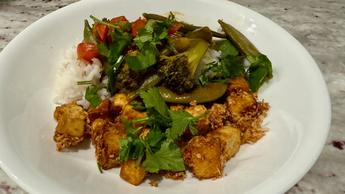 Un plato de curry de tofu preparado con la freidora de aire Kalorik Vivid Touch