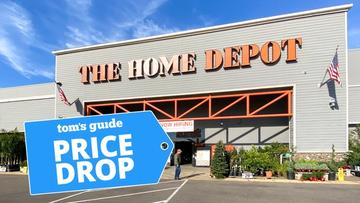 Exterior de una tienda Home Depot con carteles de ofertas
