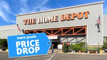 Fachada de Home Depot mostrando letrero de promociones