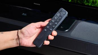 Das JBL Bar 1300x Soundbar-System in Schwarz mit HDMI-Anschlüssen, zwei abnehmbaren Surround-Lautsprechern und kabellosem Subwoofer