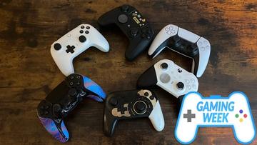 Sex spelkontroller placerade på ett soffbord med ett Gaming Week-emblem
