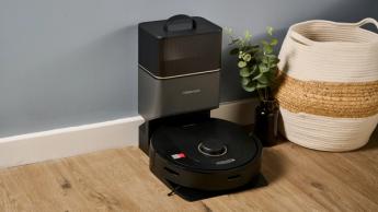 Aspiradora robot Roborock Q5 Pro Plus en su base de carga
