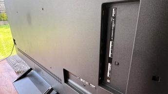 Крупный план задней панели LG 65QNED93 LCD TV с разъёмами HDMI и другими входами
