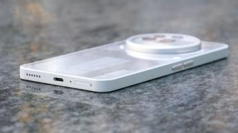 Close da porta USB-C de carregamento do Nothing Phone 3a