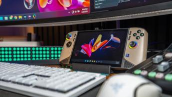 msi claw 8ai plus gaming-handkonsol ansluten till razer-tangentbord och mus på ett skrivbord