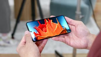 Persona mirando un video en el smartphone Samsung Galaxy S25 Edge