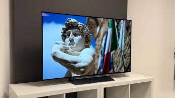 OLED-телевизор LG C5 с диагональю 48 дюймов на витрине