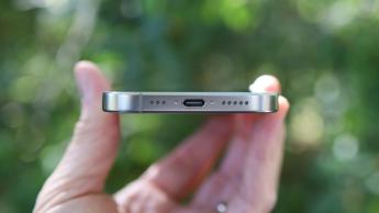 Recension av Apple iPhone 16 Pro med närbild på den nya smartphone-designen