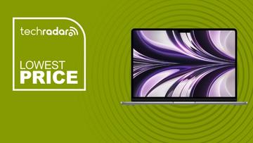 Apple MacBook Air med M2-chip visad på en grön bakgrund som lyfter fram det lägsta priset