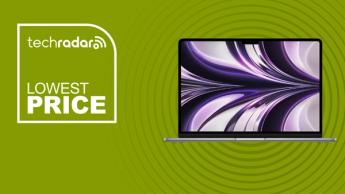 M2 칩이 탑재된 애플 맥북 에어가 초록색 배경에 표시되어 있으며 최저가 프로모션 텍스트가 포함됨